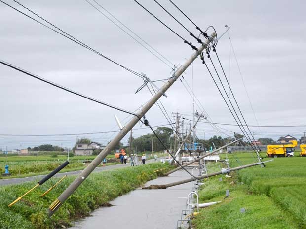 Postes com cabos telefônicos e de energia caem após passagem do tufão Goni no sudoeste do Japão (Foto: Masahito Ono / Kyodo News / via AP Photo)