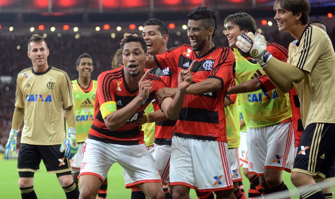 Hernane e Leo Moura comemoram, Flamengo x Atlético-PR (Foto: Andre Durão) Hernane e Leo Moura comemoram, Flamengo x Atlético-PR (Foto: Andre Durão)