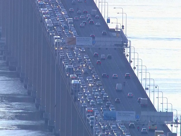 Engavetamento com 5 carros deixa trânsito lento na Ponte Rio-Niterói (Foto: Reprodução/TV Globo) Engavetamento com 5 carros deixa trânsito lento na Ponte Rio-Niterói (Foto: Reprodução/TV Globo)