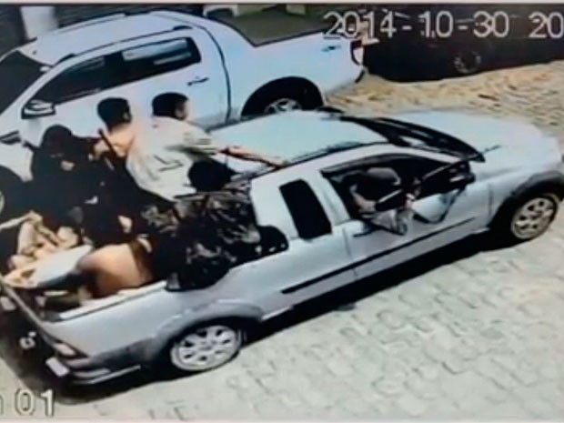 Dez homens invadiram a cidade de Uauá para assaltar um banco. (Foto: Reprodução/TV Bahia)