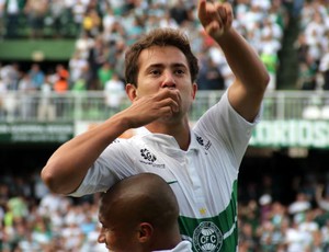 Everton Ribeiro comemora gol no Atlético-PR (Foto: Marco Aurélio Garcia/RPCTV)