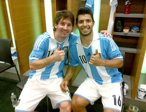 Messi e Aguero trocam camisas da Argentina (Foto: Reprodução / Twitter)