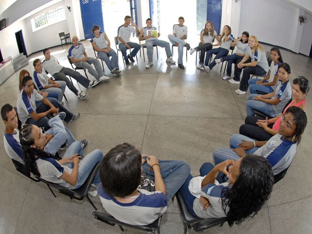 Alunos do Colégio Estadual Prefeito Mendes de Moraes, no Rio, que utiliza o método do Telecurso (Foto: Guanabaratejo/Divulgação)