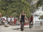 Regiane Alves anda de bicicleta na orla do Rio para manter a boa forma