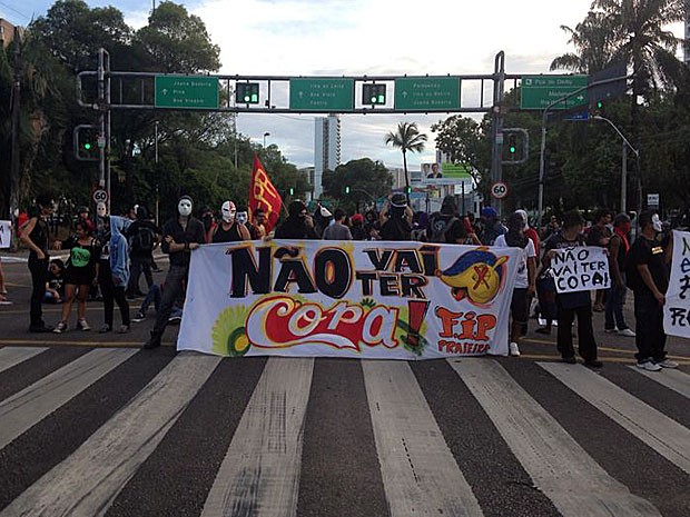 Caminhada contra a Copa, no Recife (Foto: Débora Soares / G1)