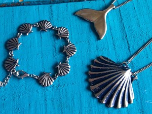 Peças do ateliê - colares, brincos, aneis, pulseiras - remetem ao mar. (Foto: Divulgação/AteliêPuraVida)