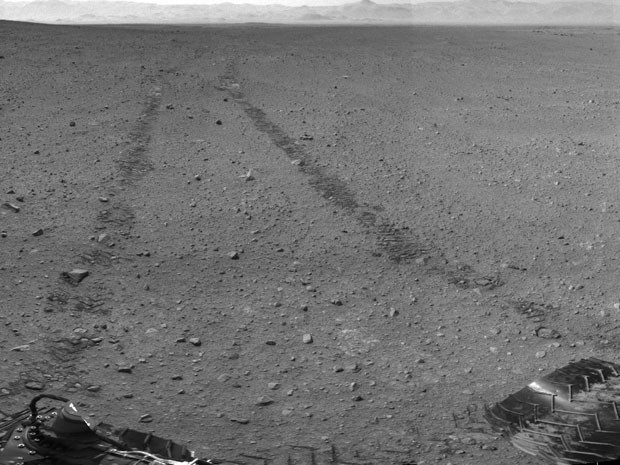 Rastro do Curiosity em Marte, registrado pelo próprio robô (Foto: Nasa/JPL-Caltech)