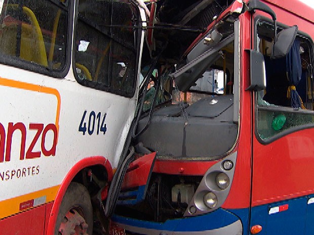 Ônibus batem de frente em via exclusiva de ônibus na Vasco da Gama, em Salvador, Bahia (Foto: Reprodução TV Bahia)