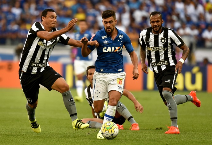 Arrascaeta disputada jogada contra Bruno Silva durante Cruzeiro x Botafogo (Foto: ANDRÉ YANCKOUS/AGIF/ESTADÃO CONTEÚDO)