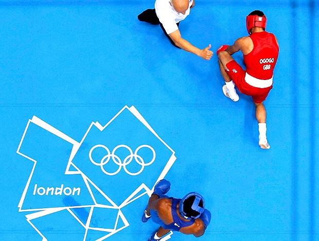 Esquiva Falcão na luta de boxe contra Anthony Ogogo (Foto: Reuters)