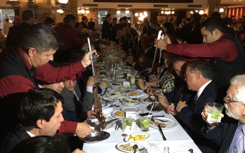 Garçons de churrascaria de Braasílai servem ministros e diplomatas que jantavam com Temer (Foto: Gustavo Garcia/G1)