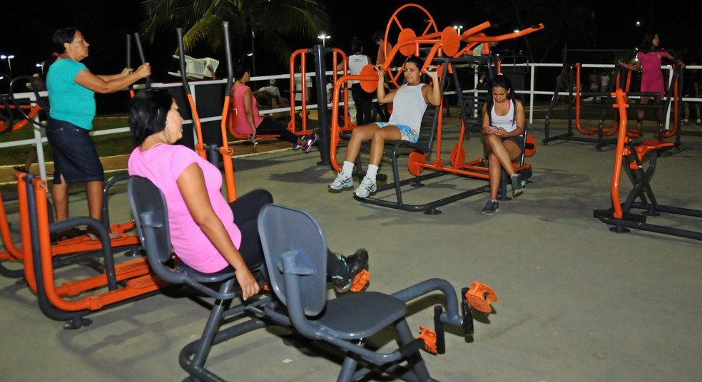 Moradores de Palmas fazem exercícios em academia ao ar livre (Foto: Divulgação/Secom-Palmas)