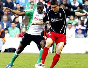  Guilherme Siqueira na partida do Granada contra o Racing (Foto: EFE)