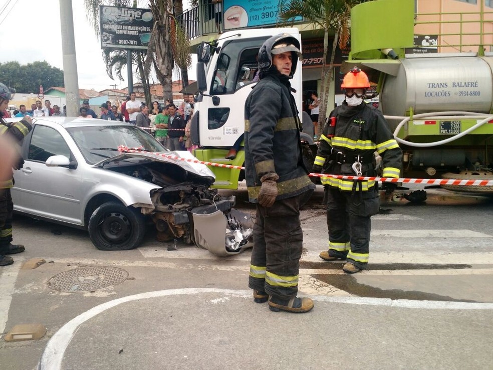 Duas pessoas tiveram ferimentos leves (Foto: Divulgação/Corpo de Bombeiros)