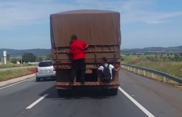 Homens pegam rabeira pendurados na traseira de caminhão; veja vídeo em Goiás (Foto: Reprodução/TV Anhanguera)