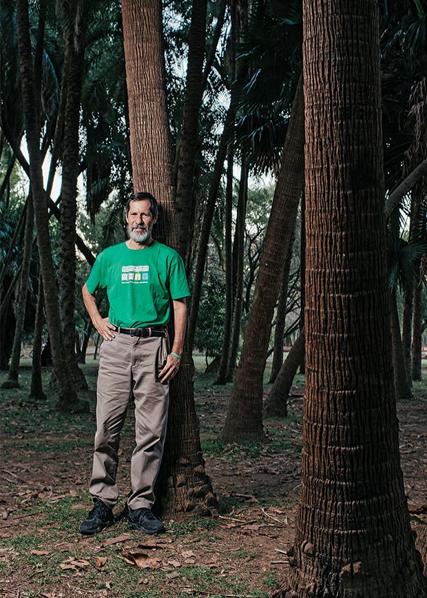 PAZ E AMOR O candidato Eduardo Jorge no Parque Ibirapuera, em São Paulo. Seu estilo destoa de outros candidatos (Foto: Filipe Redondo/ÉPOCA) PAZ E AMOR O candidato Eduardo Jorge no Parque Ibirapuera, em São Paulo. Seu estilo destoa de outros candidatos (Foto: Filipe Redondo/ÉPOCA)