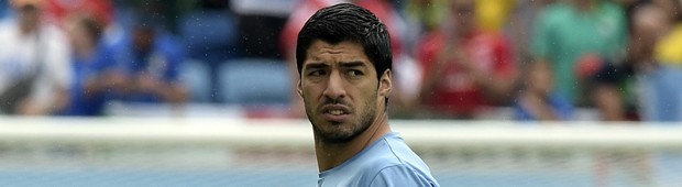 Após mordida, Suárez está fora da Copa (DANIEL GARCIA / AFP)