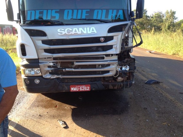 Caminhão que bateu na traseira de trator na TO-050 (Foto: Alexandre Alves/TV Anhanguera)