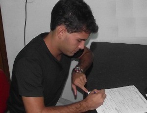 Meia Andrey assina contrato de empréstimo com o Real Noroeste (Foto: Marcelo Pereira/Real Noroeste FC)