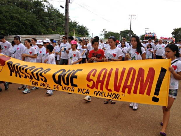 Dezenas de pessoas participam de caminhada a favor do diagnóstico precoce do câncer infantil em Porto Velho (Foto: Ivanete Damasceno / G1)