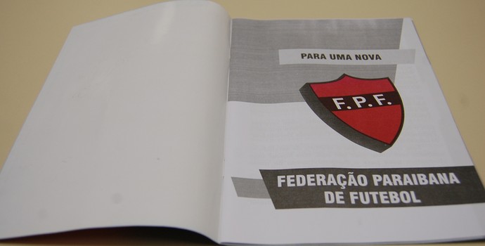Cartilha de propostas de Olavo Rodrigues, candidato à presidência da Federação Paraibana de Futebol (Foto: João Brandão Neto / GloboEsporte.com/pb)