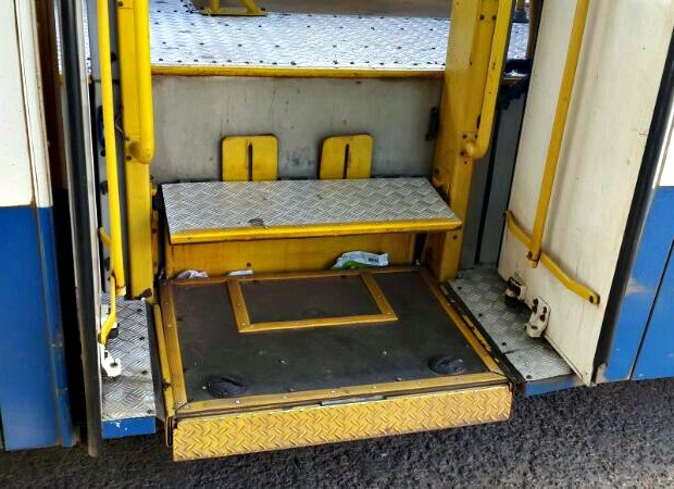 Passageira estava no segundo degrau quando caiu de nibus (Foto: Polcia Civil-MT)