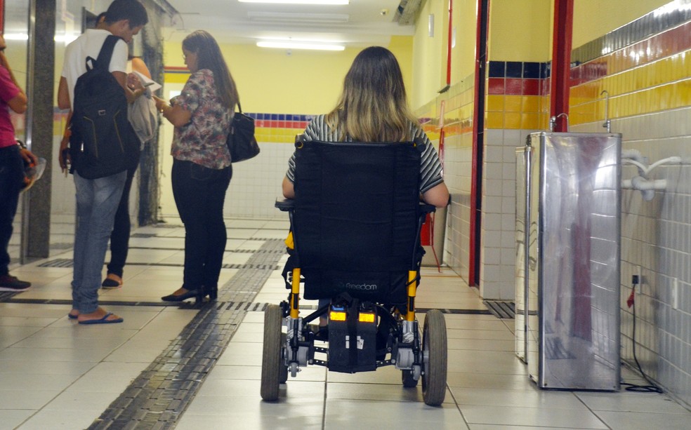 Thamires hoje estuda em faculdade particular, mas já chegou a desistir de curso por falta de acessibilidade para cadeirantes (Foto: André Resende/G1)