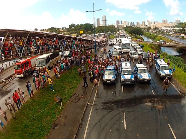 Manifestação na Avenida ACM, em Salvador (Foto: Imagem/ TV Bahia)
