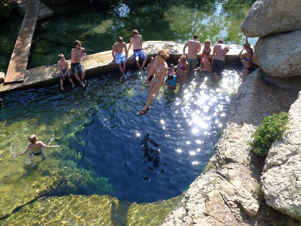 Mulher pula no Jacob's Well, poço no Texas (Foto: Creative Commons/PaddyMurphy)