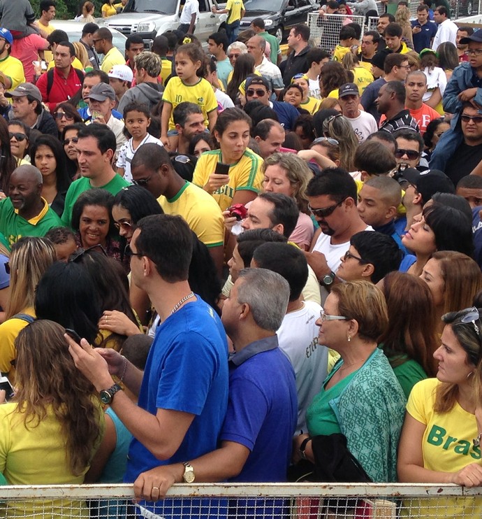 Torcedores aglomerados na grade onde passa o ônibus da Seleção (Foto: Chris Mussi)