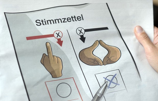 Propaganda mostra sinais-símbolos usados pelos dois principais candidatos alemães: o dedo do meio de Steinbrück e a mão em formato de diamante de Merkel (Foto: Johannes Eisele/AFP)
