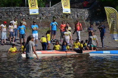 Estudante Vitória Pereira (ao centro) se diverte no caiaque (Foto: Hélder Rafael)