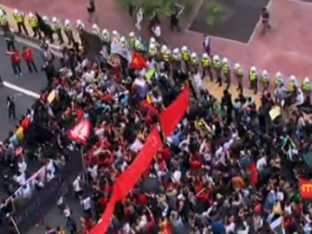 Visão aérea da manifestação contra a Copa desta sábado (22), em SP (Foto: Reprodução/Globo News)