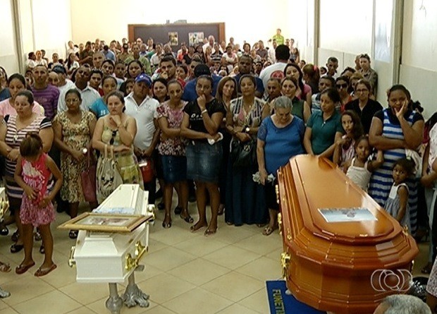 Comunidade evangélica compareceu ao enterro da cantora Kenia Gonçalves (Foto: Reprodução/TV Anhanguera)