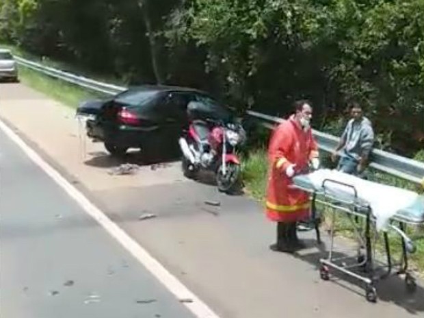 G Acidente entre caminhão carro e moto deixa duas pessoas feridas notícias em Itapetininga