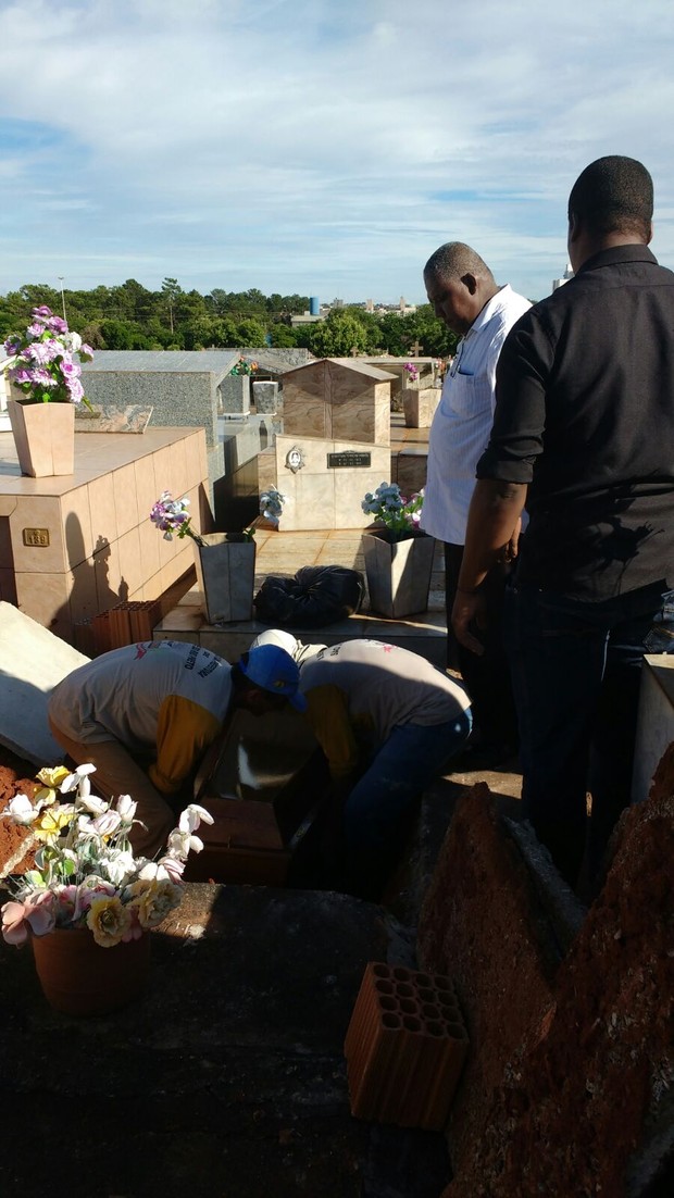 Familiares enterram corpo de Antônio Pompêu (Foto: Silvana Abreu/ EGO)
