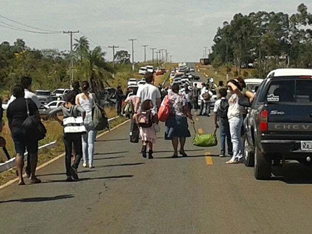 Cerca de 60 famílias do Residencial Pôr do Sol, em Chapada dos Guimarães, a 65 km de Cuiabá, interditaram trecho da rodovia MT-251, na entrada da cidade, como forma de protesto nesta sexta-feira (19). Os moradores são contrários a uma decisão judicial de reintegração de posse que poderá fazer com as famílias sejam retiradas da área. O bloqueio ocorreu de forma pacífica entre as 11h e as 14h. Uma equipe da Polícia Militar acompanhou o trânsito que atingiu 3 km de congestionamento. (Foto: Luana Marinho/Arquivo Pessoal)