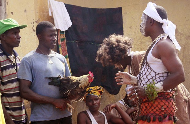 Centenas de pessoas fugiram da cidade quando moradores começaram a morrer de ebola (Foto: AP Photo/Youssouf Bah)