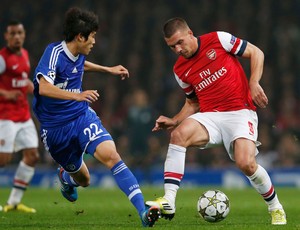 Uchida do Shalk 04 e Podolski do Arsenal (Foto: Reuters)