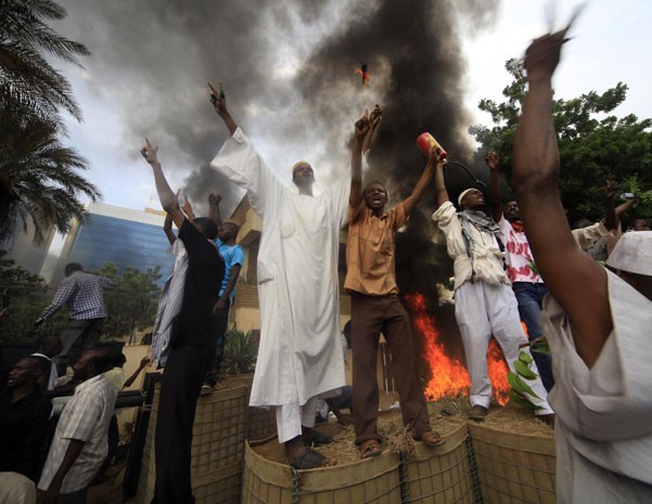 Manifestantes do Sudão colocam fogo em frente à embaixada da Alemanha em Cartum na sexta (14). Sudaneses levantaram bandeiras nas embaixadas dos EUA e Alemanha em protesto contra o filme anti-Islã. (Foto: Mohamed Nureldin Abdalla/Reuters)