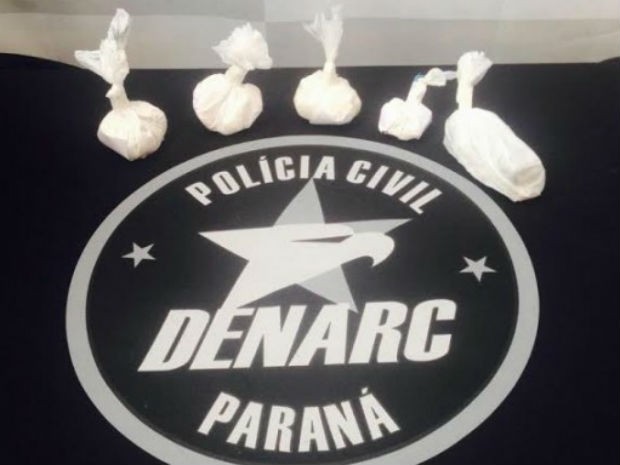 Policiais encontraram cinco sacolas pequenas com a droga (Foto: Divulgação/Denarc Ponta Grossa)