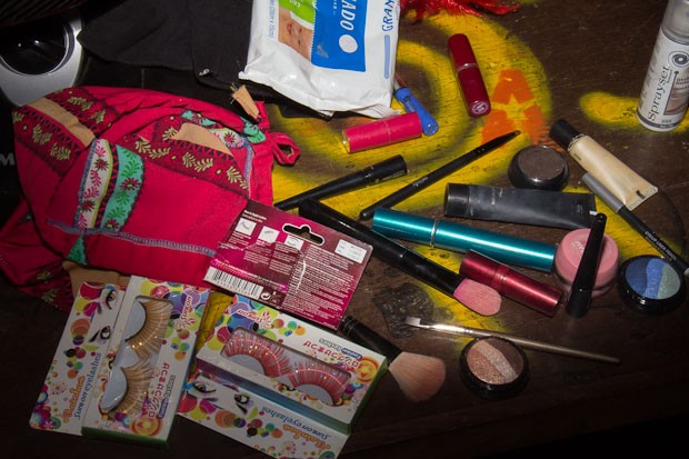 Material usado por membros do workshop para montar personagem drag queen vai desde maquiagem a lenços umidecidos e cílios postiços (Foto: Beatriz Ferraz/Secom UnB)