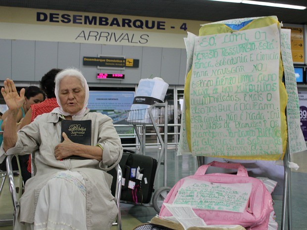 Isaura Lima tem 79 anos e viaja sozinha pelos aeroportos brasileiros (Foto: Girlene Medeiros / Do G1 AM)