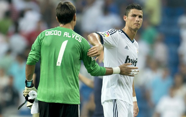 Diego Alves e Cristiano Ronaldo no empate entre Valencia e Real Madrid (Foto: AFP)