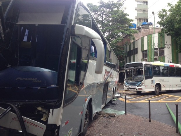 Cerca de 10 pessoas ficaram feridas em um acidente com dois ônibus em Ipanema (Foto: G1)