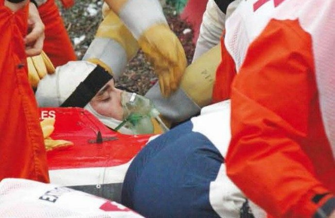 Jules Bianchi recebe primeiros atendimentos médicos após acidente no GP do Japão (Foto: Reprodução / Formule1nieuws.nl)