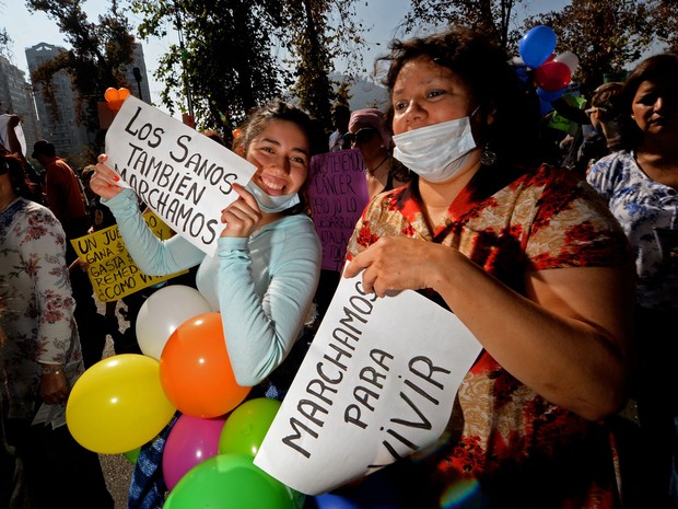 Dezenas de doentes terminais e crônicos chilenos protestam junto a seus familiares contra o alto custo dos medicamentos, em uma mobilização sem precedentes realizada em Santiago, no Chile. (Foto: AFP PHOTO/MARTIN BERNETTI)