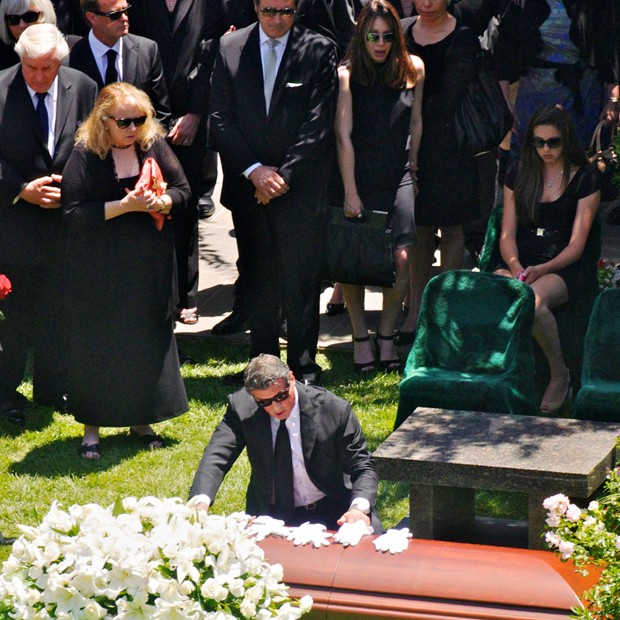 Sylvester Stallone Beija O Caixão Do Filho Em Enterro Quem Quem News