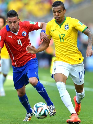 Luiz Gustavo Brasil e Chile (Foto: Getty Images) Luiz Gustavo Brasil e Chile (Foto: Getty Images)