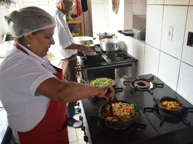 Há vagas para cozinheira (Foto: Fred Loureiro/ Secom-ES) Há vagas para cozinheira (Foto: Fred Loureiro/ Secom-ES)